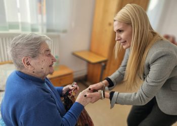 Vicepreședinta CJ Dâmbovița, Luciana Cristea, alături de copiii și adulții din centrele sociale din Pucioasa.