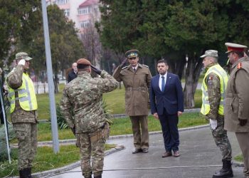 Prefectul județului Dâmbovița, Marian Tănase, omagiază eroii Revoluției din decembrie 1989