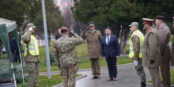 Prefectul județului Dâmbovița, Marian Tănase, omagiază eroii Revoluției din decembrie 1989