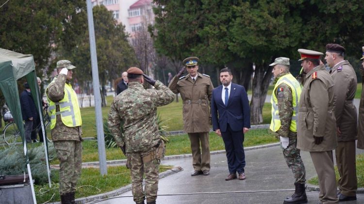 Prefectul județului Dâmbovița, Marian Tănase, omagiază eroii Revoluției din decembrie 1989