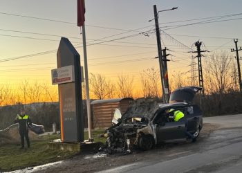 O mașină a fost cuprinsă de flăcări după un accident rutier produs pe DN 71, în comuna Aninoasa