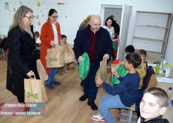 Zâmbetele copiilor au învins austeritatea la Butimanu. Un gest de suflet al primarului Gabriel Dragnea