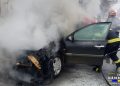 Autoturism cuprins de flăcări pe strada A.I. Cuza din municipiul Moreni – intervenție rapidă a pompierilor