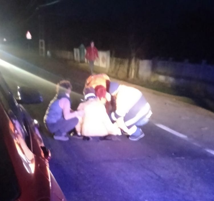 Dimineață marcată de un accident rutier la Gheboieni: o femeie a ajuns la spital