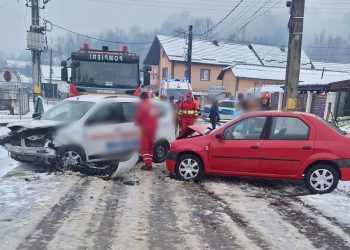 Accident grav la Vulcana-Băi! Trei persoane rănite după impact violent între două autoturisme