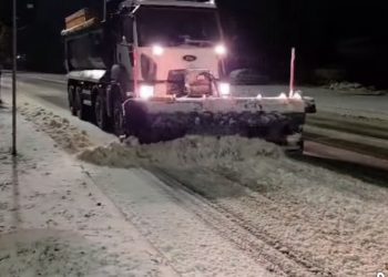 TÂRGOVIȘTEA, ÎN ALERTĂ DE IARNĂ! Zeci de utilaje și 140 de oameni, mobilizați non-stop împotriva poleiului