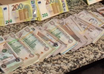 Bijuterii, ceasuri și sume de bani, în valoare totală de 3 milioane euro, descoperite ascunse în bagajele unor cetățeni români, la Aeroportul Henri Coandă