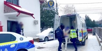 BĂTAIE SĂLBATICĂ ÎN LUNGULEȚU! Trei bărbați din Potlogi, reținuți după ce au atacat un localnic cu obiecte contondente, pe fondul alcoolului