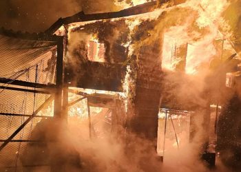 Panică în Vizurești: Casă cuprinsă de flăcări, echipaje ISU Dâmbovița la fața locului