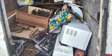 Transport ilegal de deșeuri, stopat pe DN 61: polițiștii au confiscat autoutilitara și au dat amendă de 15.000 de lei