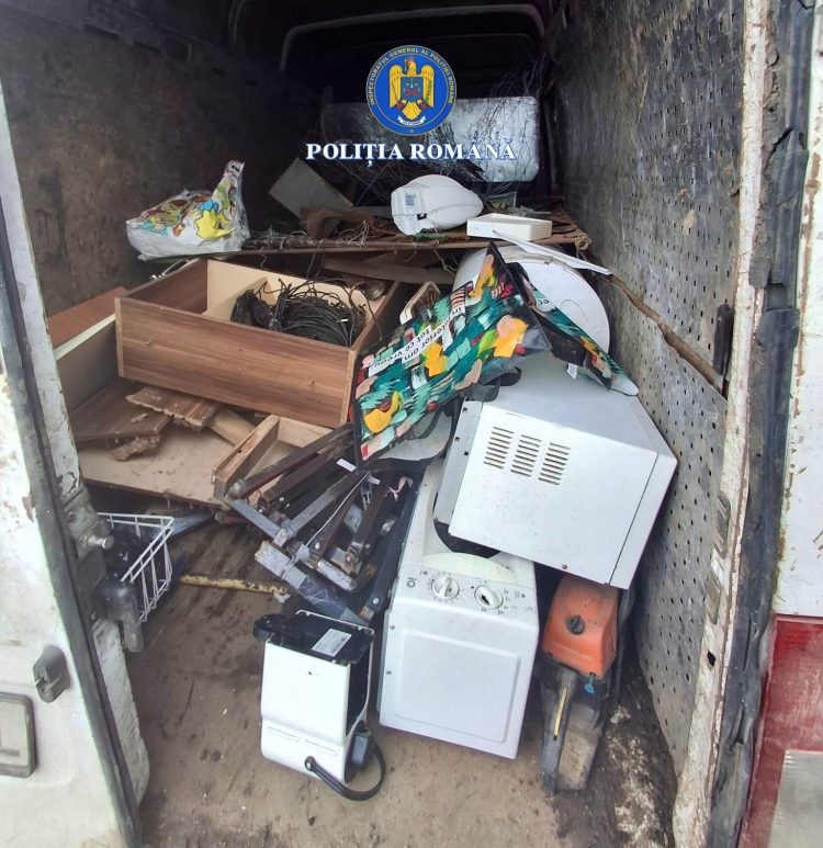 Transport ilegal de deșeuri, stopat pe DN 61: polițiștii au confiscat autoutilitara și au dat amendă de 15.000 de lei