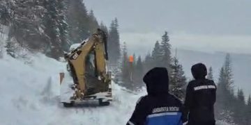 Intervenția jandarmilor montani din cadrul Inspectoratul de Jandarmi Județean Dâmbovița pentru deblocarea DJ 713, în urma unei avalanșe în Munții Bucegi