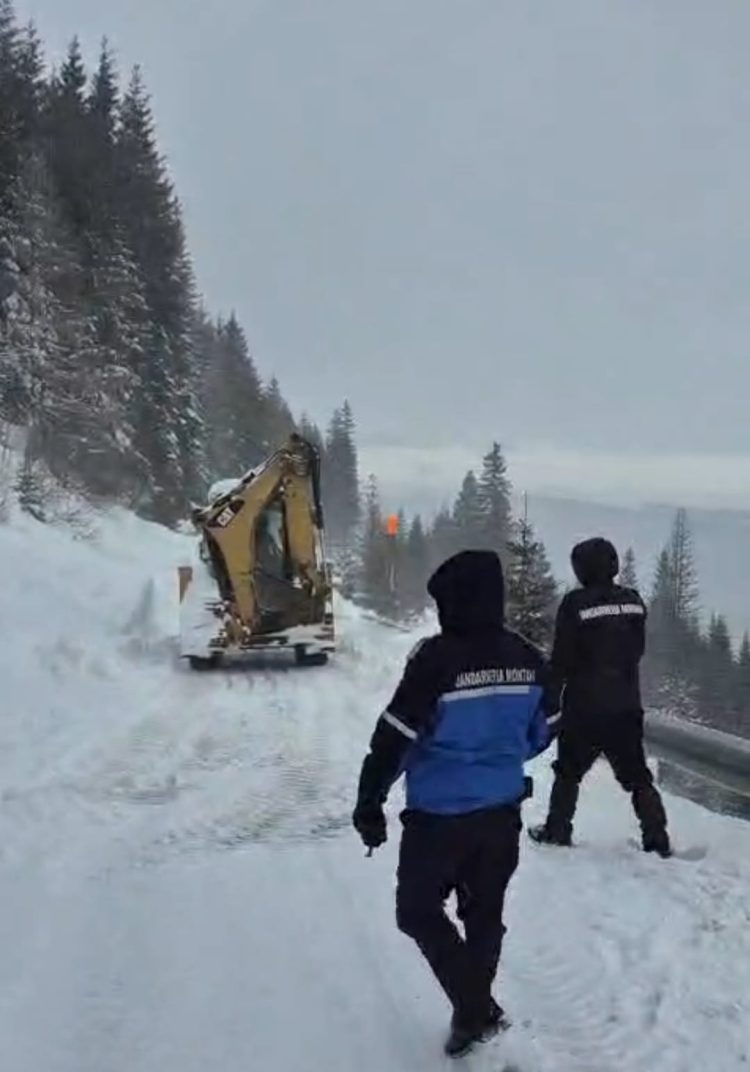Intervenția jandarmilor montani din cadrul Inspectoratul de Jandarmi Județean Dâmbovița pentru deblocarea DJ 713, în urma unei avalanșe în Munții Bucegi