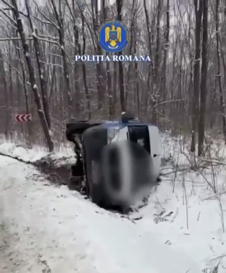 Accident grav pe DJ 702 D, la Butoiu de Sus: microbuz ieșit în decor, 3 pasageri au ajuns la spital