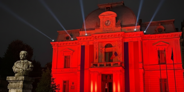 PRIMĂRIA TÂRGOVIȘTE SE APRINDE ÎN ROȘU! Mesaj puternic pentru responsabilitate și susținere a numărului unic de urgență 112