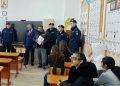 Jandarmii au intrat în școlile din Dâmbovița! Lecții despre siguranță, droguri și bullying, alături de câinele Codi