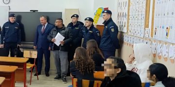 Jandarmii au intrat în școlile din Dâmbovița! Lecții despre siguranță, droguri și bullying, alături de câinele Codi