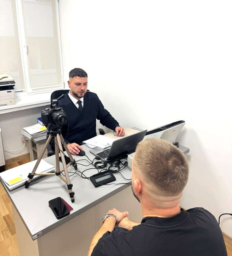 PESTE 1.600 DE CERERI DE PRELUNGIRE A DREPTULUI DE ȘEDERE AU FOST ÎNREGISTRATE ȘI PESTE 70 DE ACȚIUNI AU FOST DESFĂȘURATE DE POLIȚIȘTII DE IMIGRĂRI ÎN ULTIMELE 72 DE ORE