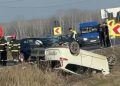 Impact violent produs cu câteva ore în urmă pe DJ 720B, în afara localității Nisipurile: autoturism răsturnat, patru persoane rănite