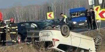 Impact violent produs cu câteva ore în urmă pe DJ 720B, în afara localității Nisipurile: autoturism răsturnat, patru persoane rănite
