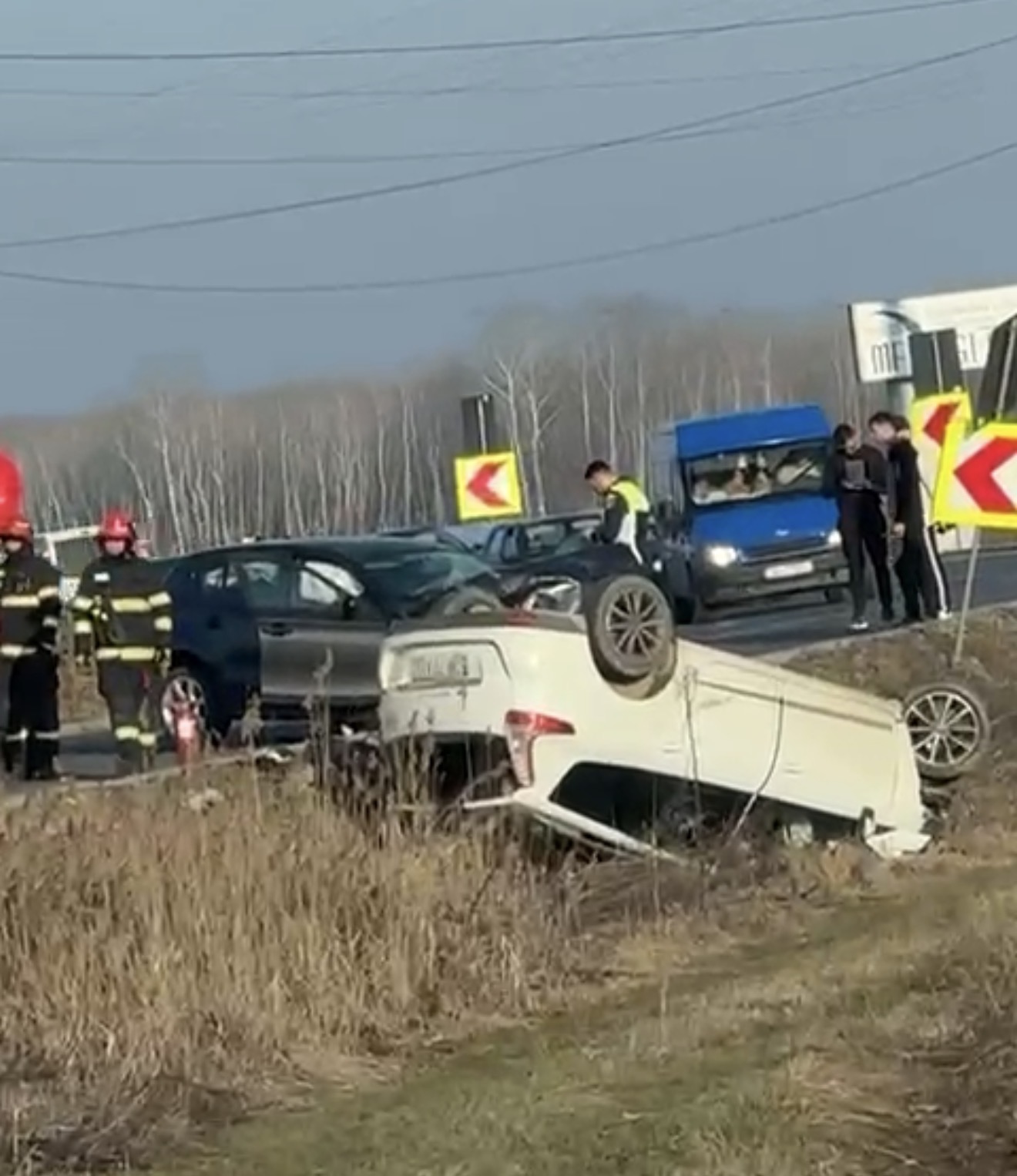 Impact violent produs cu câteva ore în urmă pe DJ 720B, în afara localității Nisipurile: autoturism răsturnat, patru persoane rănite