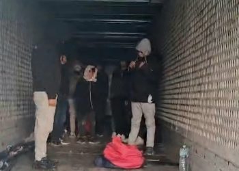 Descoperire șoc pe Autostrada A1! 9 migranți, printre care 8 copii, găsiți ascunși într-un autocamion