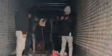 Descoperire șoc pe Autostrada A1! 9 migranți, printre care 8 copii, găsiți ascunși într-un autocamion