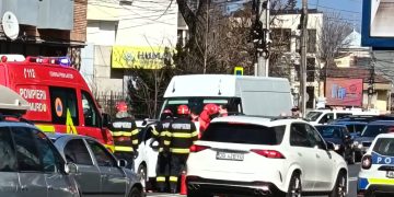 Impact violent în Târgoviște: pompierii și echipajele medicale au intervenit de urgență pe bulevardul Mircea cel Bătrân