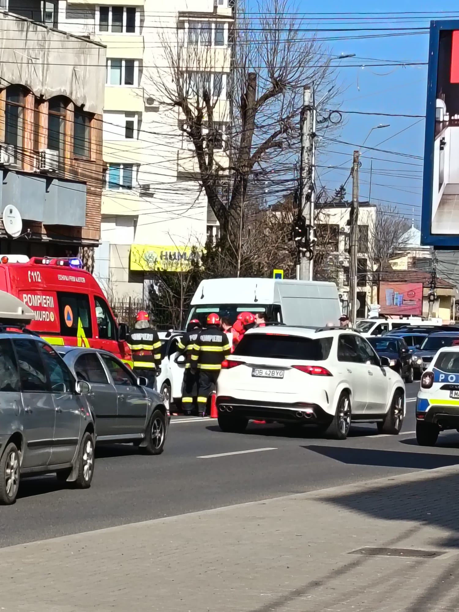Impact violent în Târgoviște: pompierii și echipajele medicale au intervenit de urgență pe bulevardul Mircea cel Bătrân