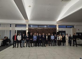 Gest de apreciere la Titu, în luna martie. Corneliu Ștefan și primarul Laurențiu Costache, alături de doamnele și domnișoarele din oraș