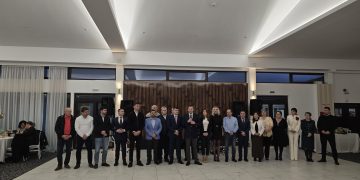 Gest de apreciere la Titu, în luna martie. Corneliu Ștefan și primarul Laurențiu Costache, alături de doamnele și domnișoarele din oraș