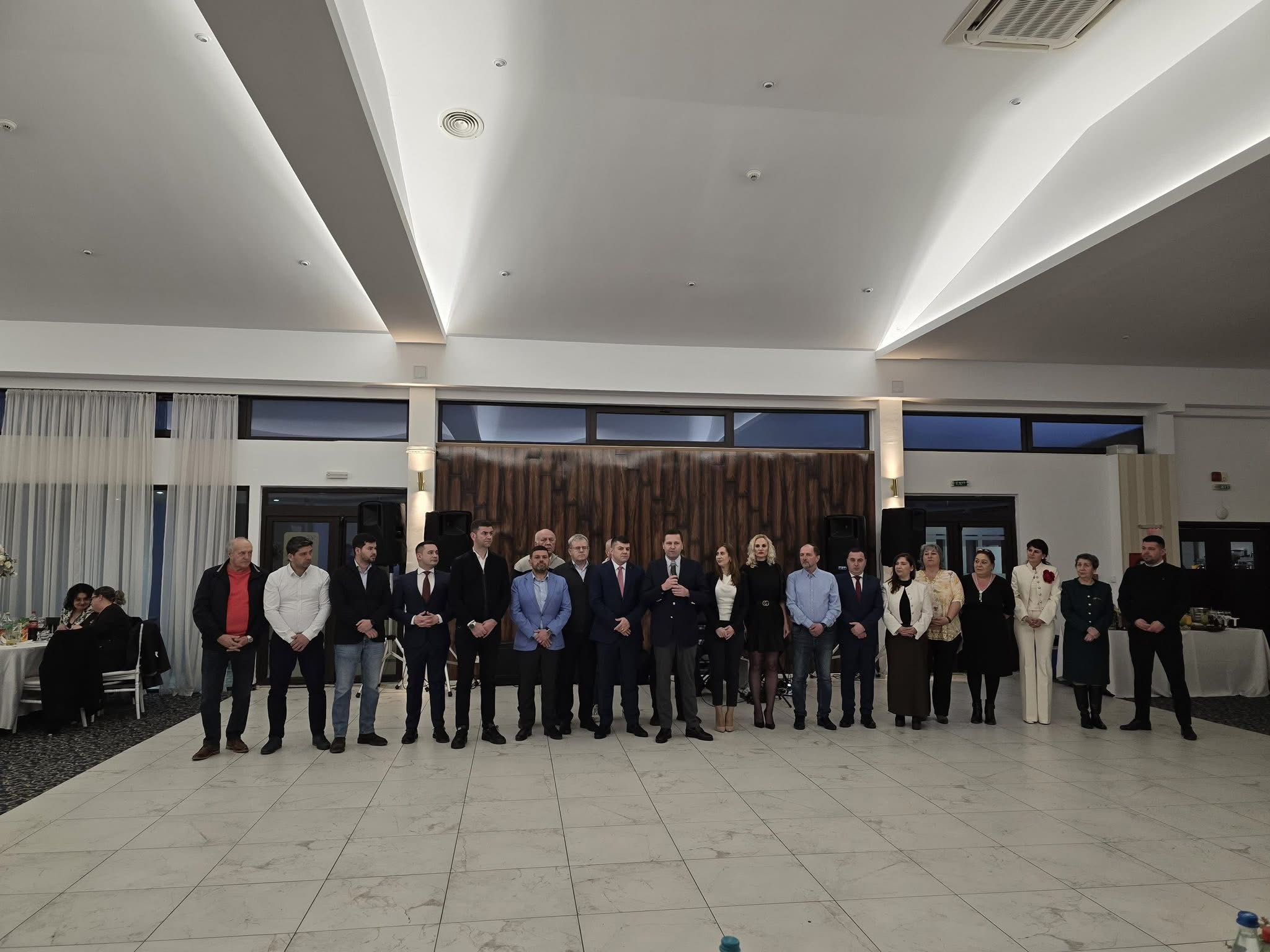 Gest de apreciere la Titu, în luna martie. Corneliu Ștefan și primarul Laurențiu Costache, alături de doamnele și domnișoarele din oraș