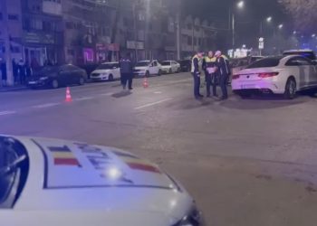 Impact violent în Târgoviște! Două persoane rănite după ce un autoturism a fost proiectat în mașini parcate