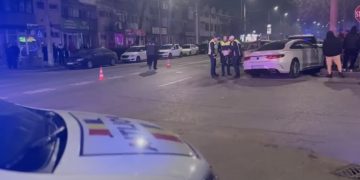 Impact violent în Târgoviște! Două persoane rănite după ce un autoturism a fost proiectat în mașini parcate