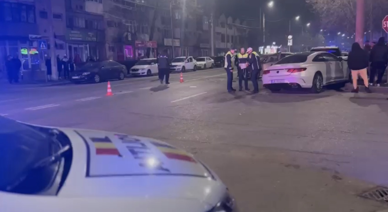 Impact violent în Târgoviște! Două persoane rănite după ce un autoturism a fost proiectat în mașini parcate