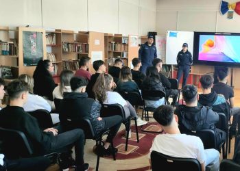 Jandarmii dâmbovițeni în dialog cu elevii de liceu din Fieni şi Titu