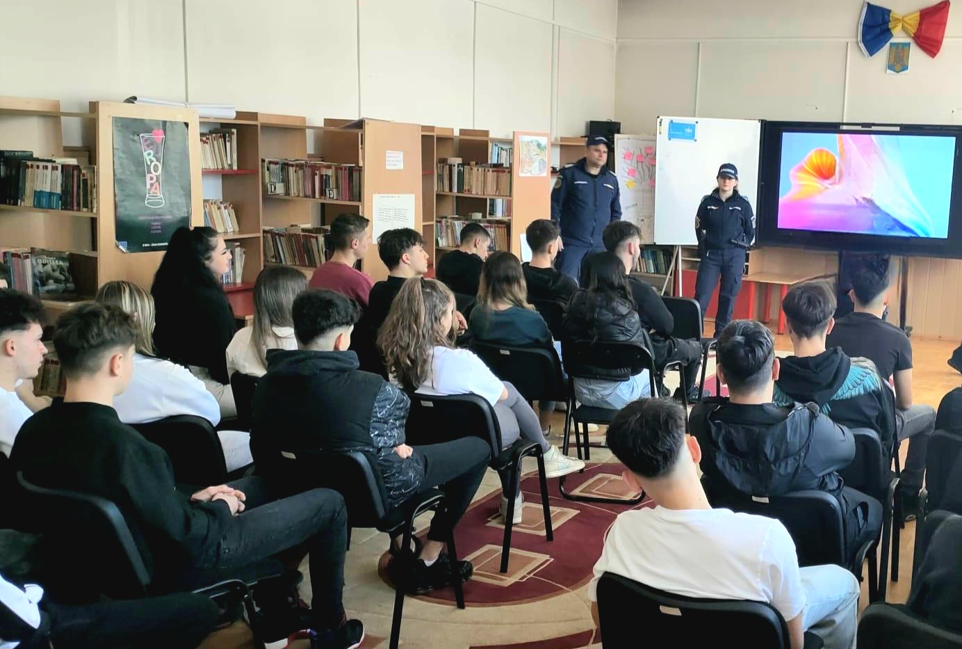 Jandarmii dâmbovițeni în dialog cu elevii de liceu din Fieni şi Titu