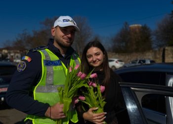 (Foto) Surpriză de 8 Martie în trafic! Polițiștii au împărțit flori șoferițelor din Dâmbovița