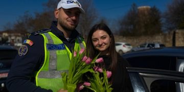 (Foto) Surpriză de 8 Martie în trafic! Polițiștii au împărțit flori șoferițelor din Dâmbovița