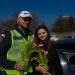 (Foto) Surpriză de 8 Martie în trafic! Polițiștii au împărțit flori șoferițelor din Dâmbovița