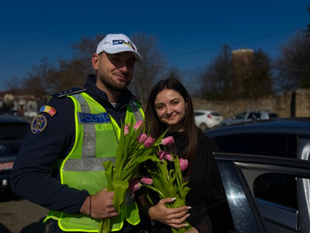 (Foto) Surpriză de 8 Martie în trafic! Polițiștii au împărțit flori șoferițelor din Dâmbovița