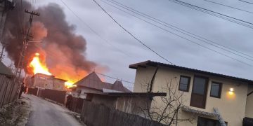 FLĂCĂRI URIAȘE LA GURA OCNIȚEI! Două case cuprinse de incendiu, pompierii intervin în forță