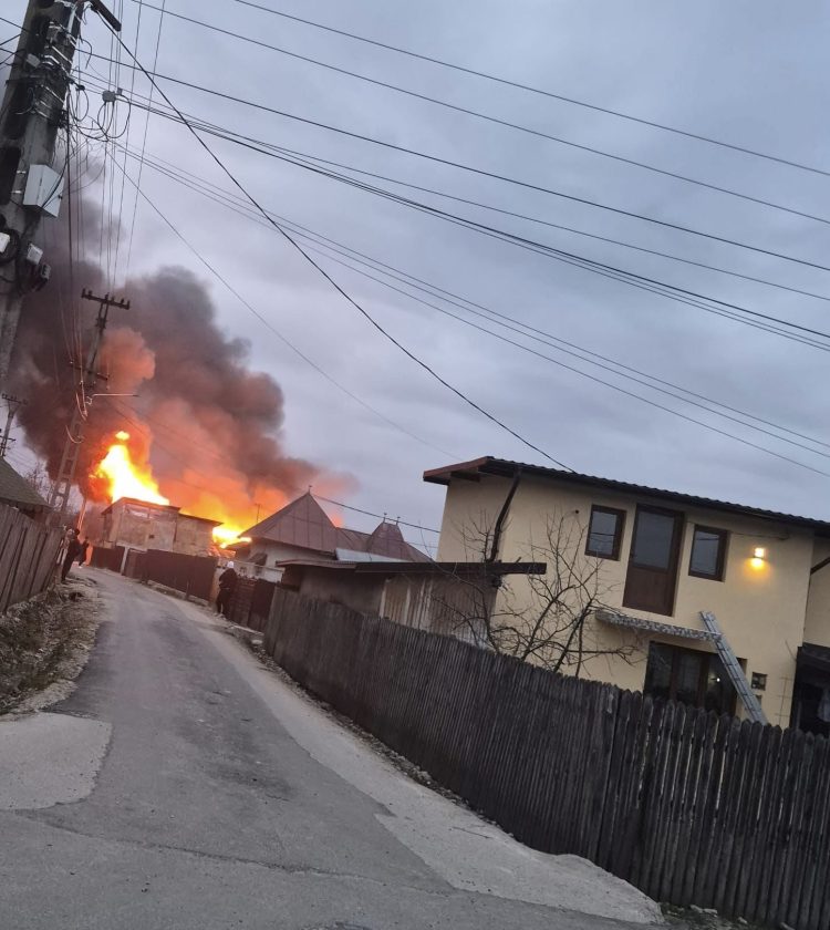 FLĂCĂRI URIAȘE LA GURA OCNIȚEI! Două case cuprinse de incendiu, pompierii intervin în forță