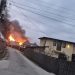 FLĂCĂRI URIAȘE LA GURA OCNIȚEI! Două case cuprinse de incendiu, pompierii intervin în forță