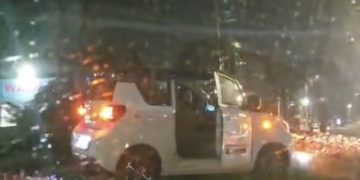 Moment incredibil în trafic! Un tânăr a ajuns cu mașina în sensul giratoriu din Târgoviște