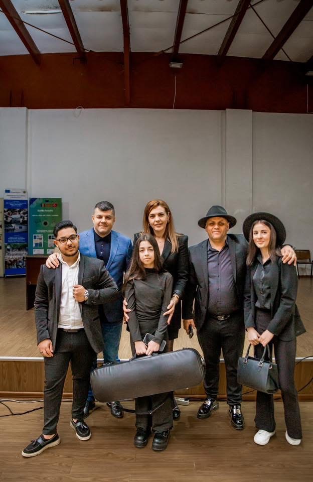 Primarul orașului Titu, Laurențiu Costache, a participat astăzi la un eveniment dedicat Zilei Internaționale a Romilor, organizat în avans în sala de festivități a Liceului Teoretic „I.C. Vissarion”.