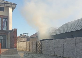 Acoperișul unei case din Brănești, cuprins de flăcări! Intervenție rapidă a pompierilor din Pucioasa