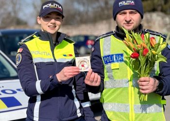 (Foto) 1 Martie altfel pe șoselele din Dâmbovița: Polițiștii au oferit mărțișoare în loc de sancțiuni