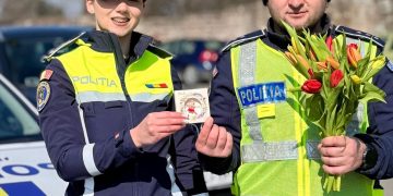 (Foto) 1 Martie altfel pe șoselele din Dâmbovița: Polițiștii au oferit mărțișoare în loc de sancțiuni