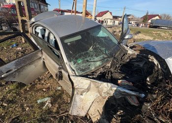 Impact violent în Dâmbovița! Tren de călători spulberă un autoturism la Voia – elicopter SMURD trimis de urgență